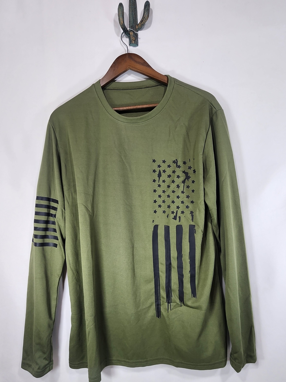 Men’s Green Long Sleeve Crew Neck T-Shirt Size L Polyester Knit USA Flag Graphic